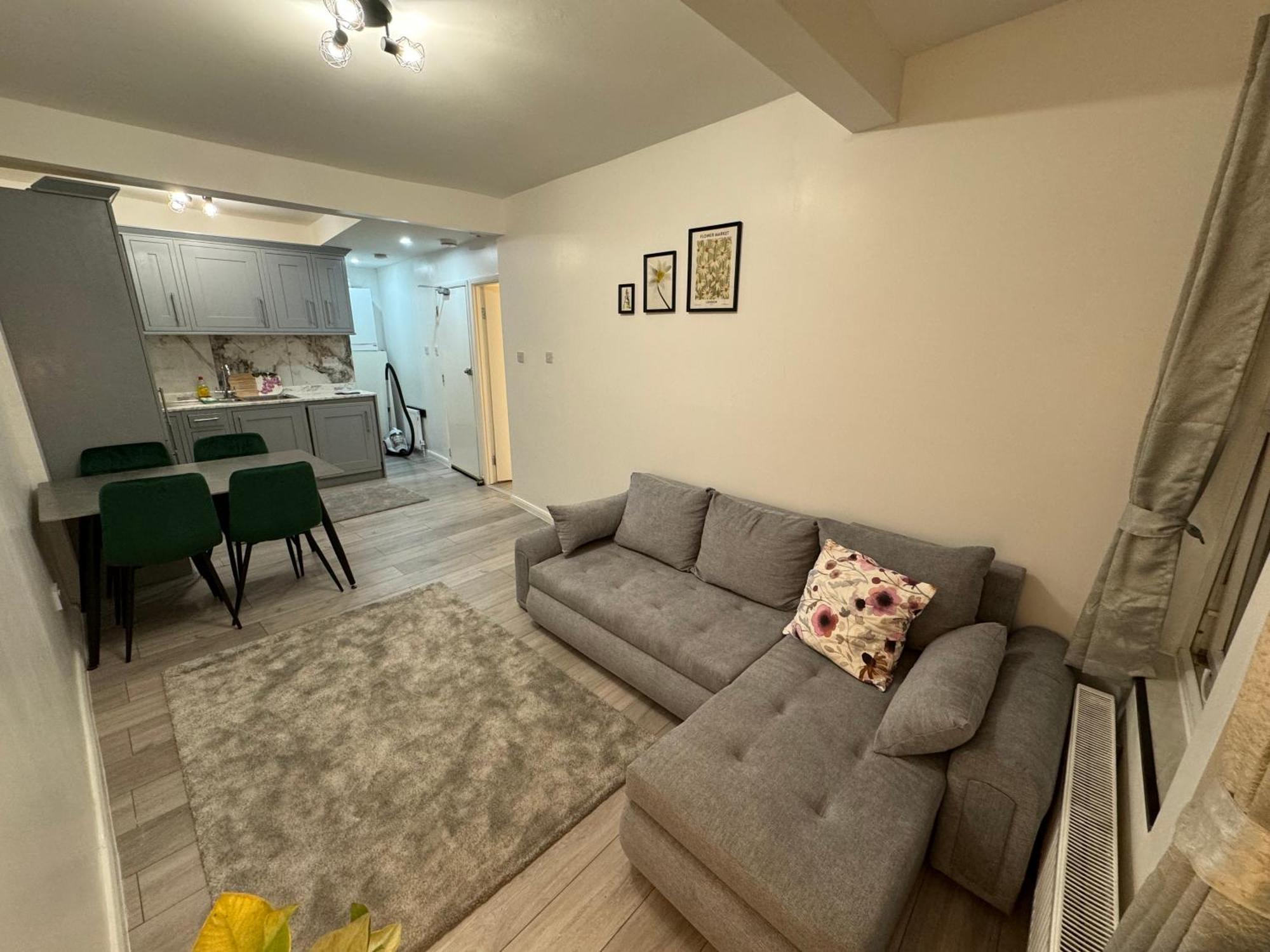 Seven Sisters Hideaway Apartment Лондон Екстериор снимка